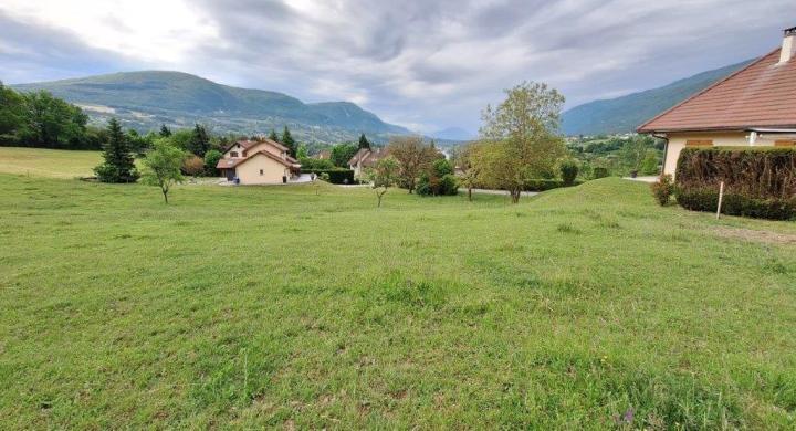 Terrain de construction à Bassy de 1300m2