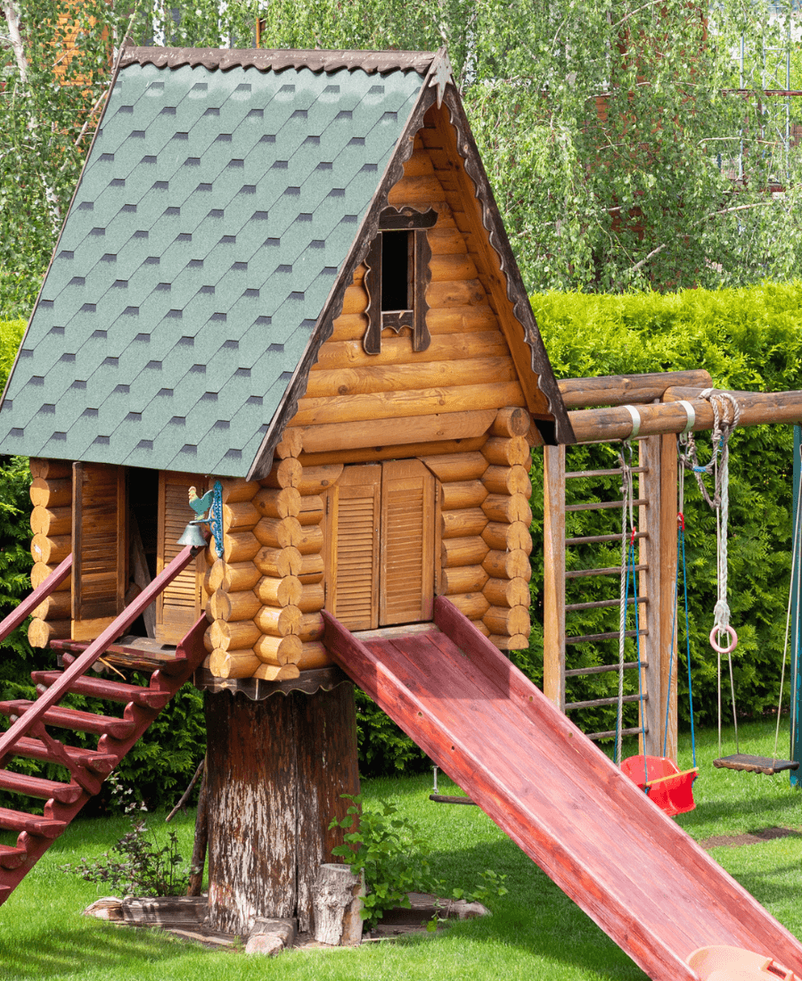 aire de jeux avec cabane en bois