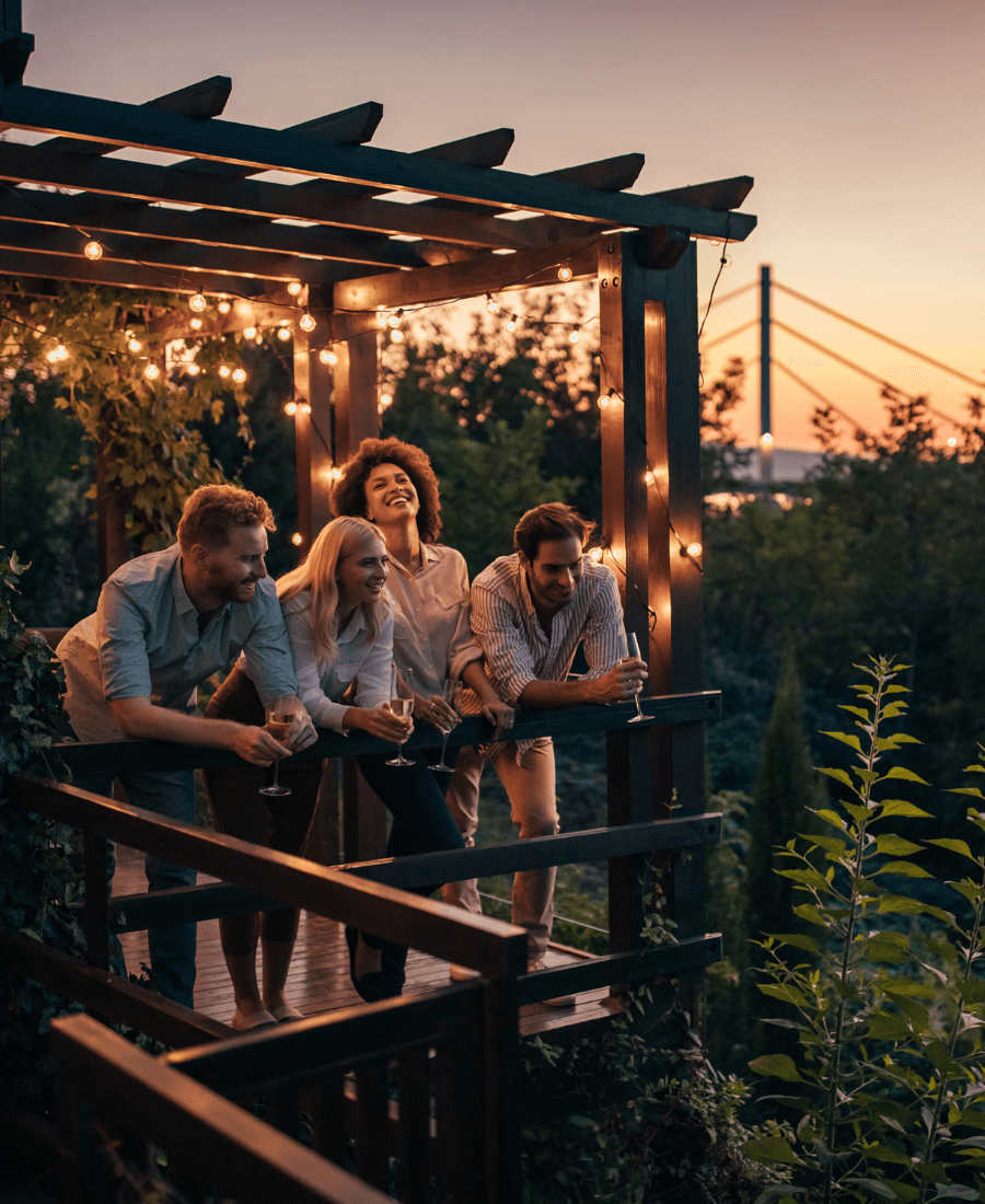 amis qui prennent l aperitif dans le jardin