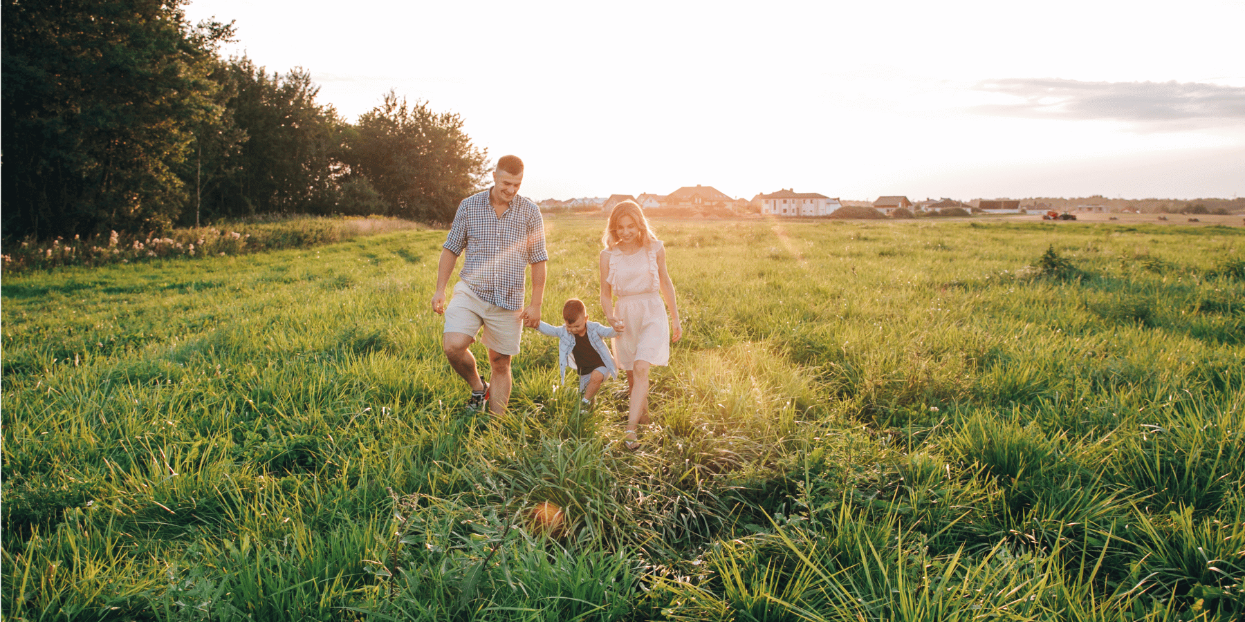 couple avec endant qui se promene dans les champs