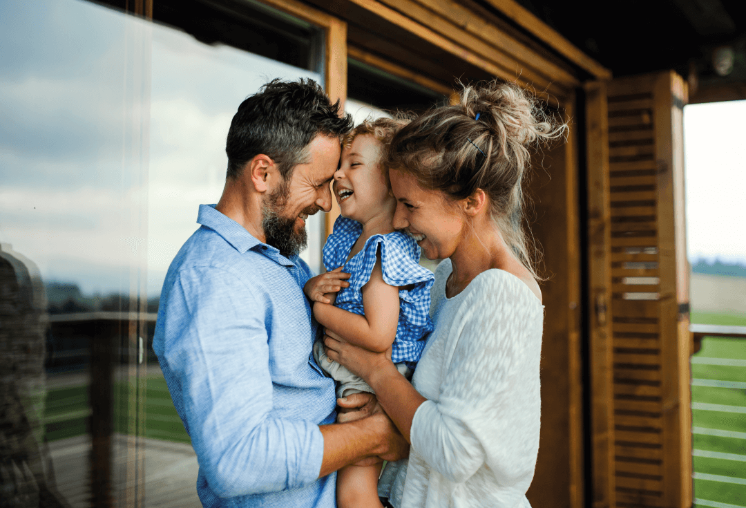 couple heureux avec enfants dans maison haute savoie