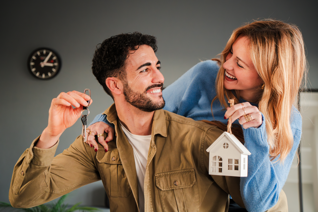 couple heureux d etre devenu proprietaire d une maison individuelle