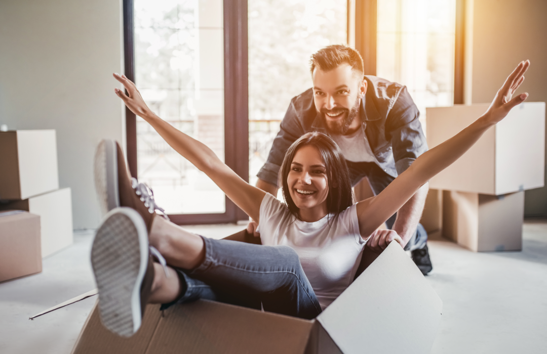 couple heureux qui s amuse dans un carton lors de leur demenagement