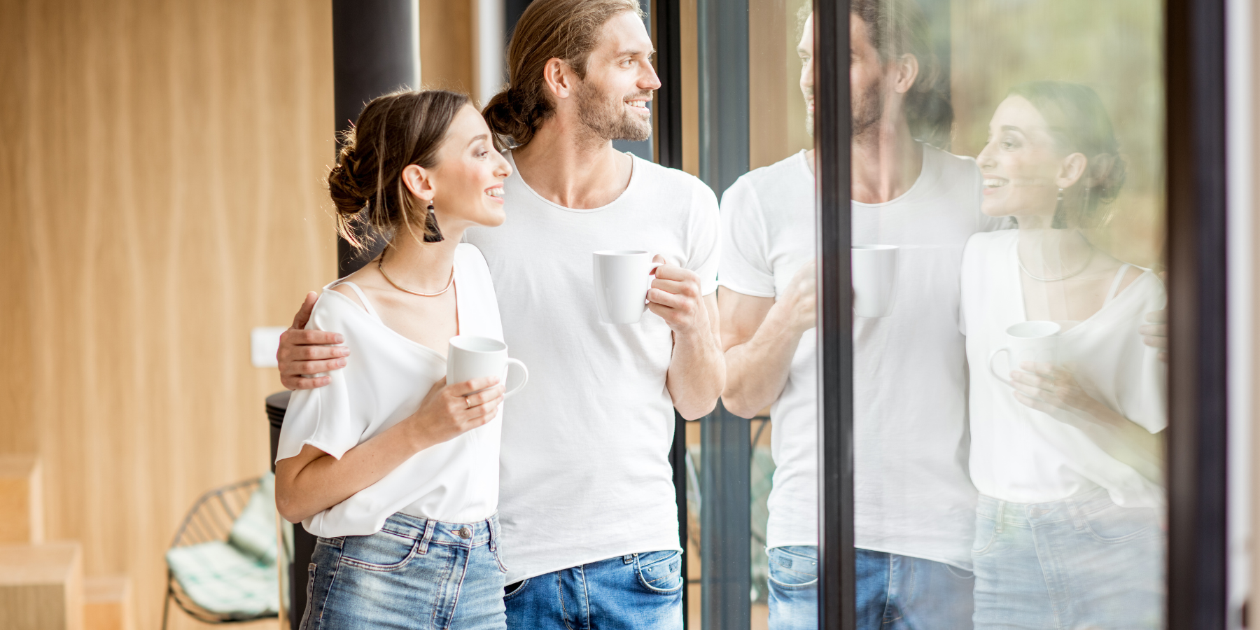 couple qui regarde par la fenetre avec une tasse