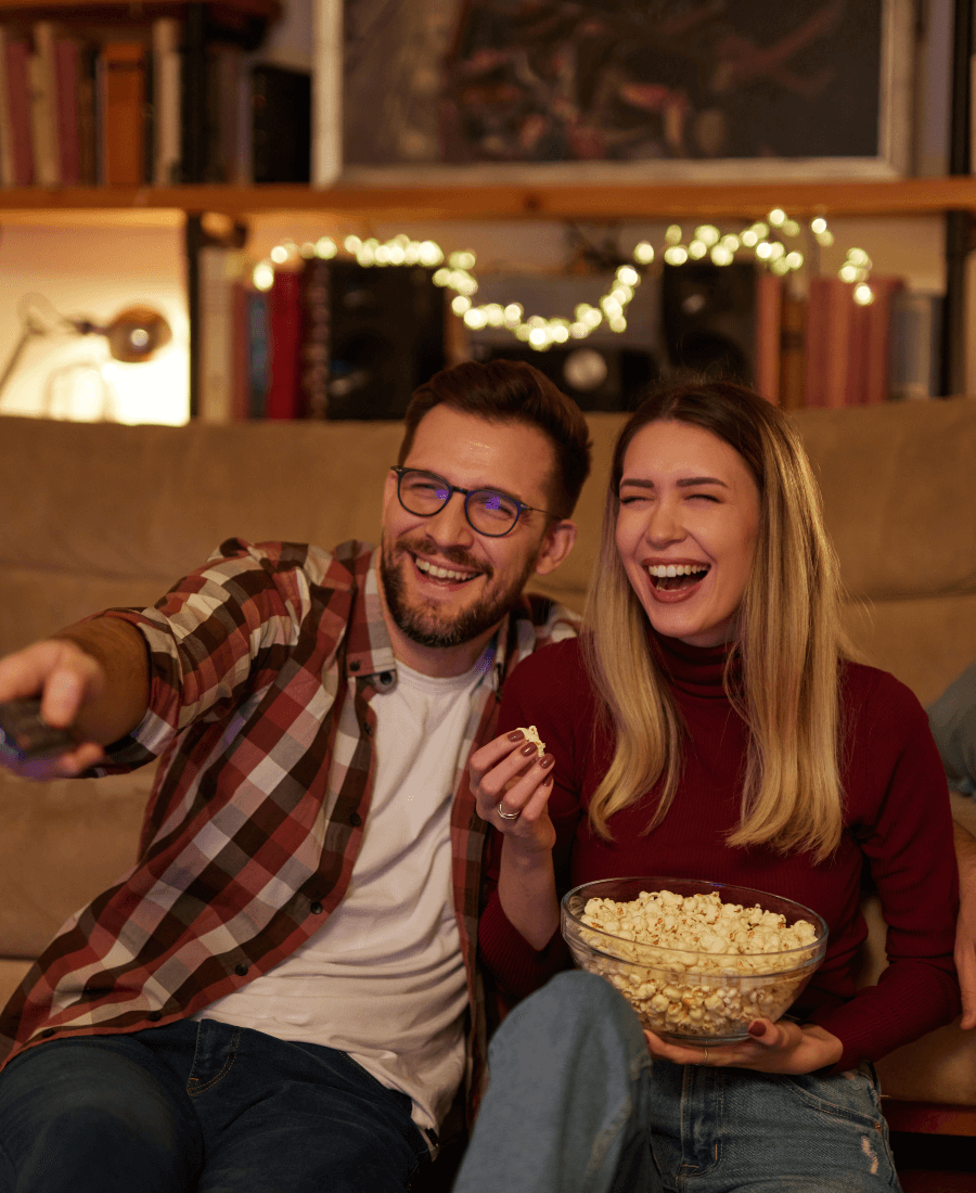 couple qui regarde un film en mangeant du pop corn