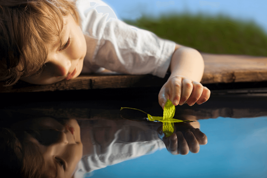 enfant qui joue avec eau dans le respect de l environnement