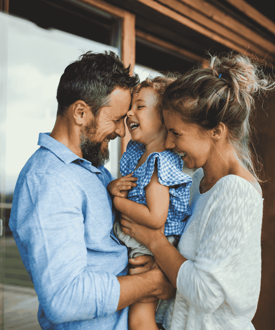 famille heureuse dans leur nouvelle maison neuve maisons oxyegene