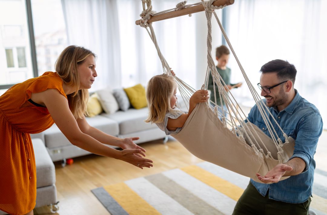 famille heureuse qui joue dans sa maison