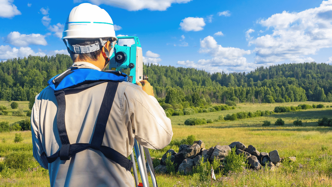 geometre qui analyse les caracteristiques d un terrain