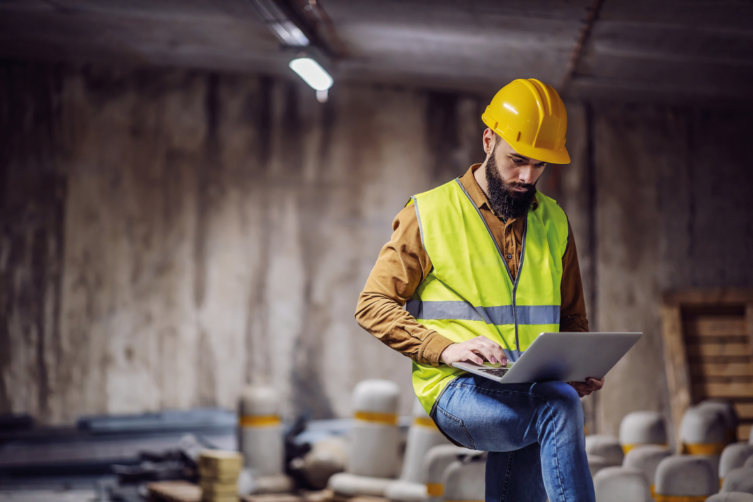 homme chantier ordinateur