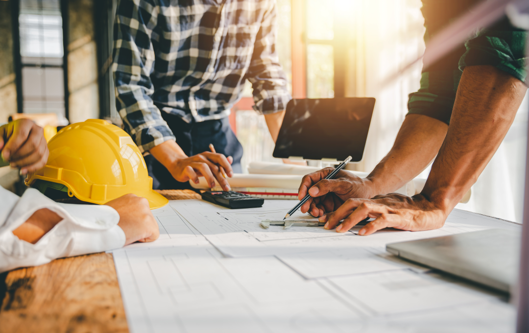 hommes qui discutent plan de chantier maison