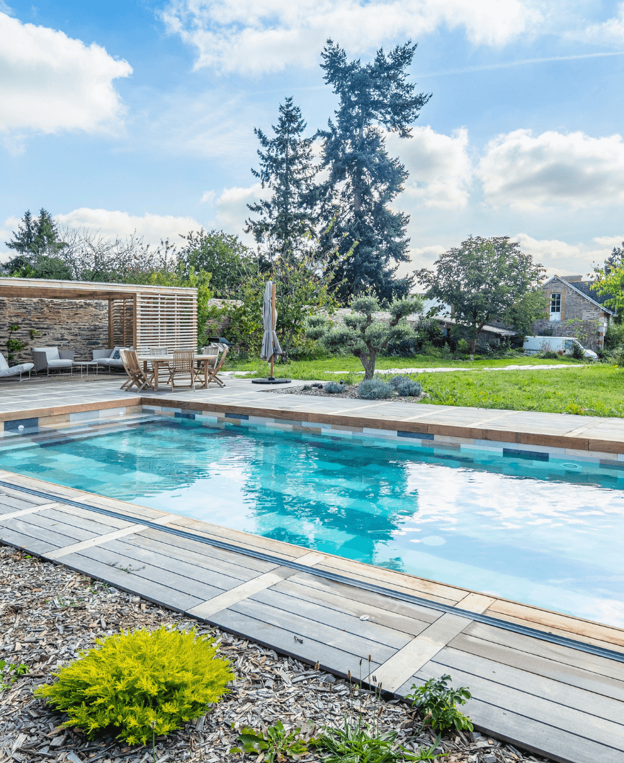 jardin avec piscine et espace detente