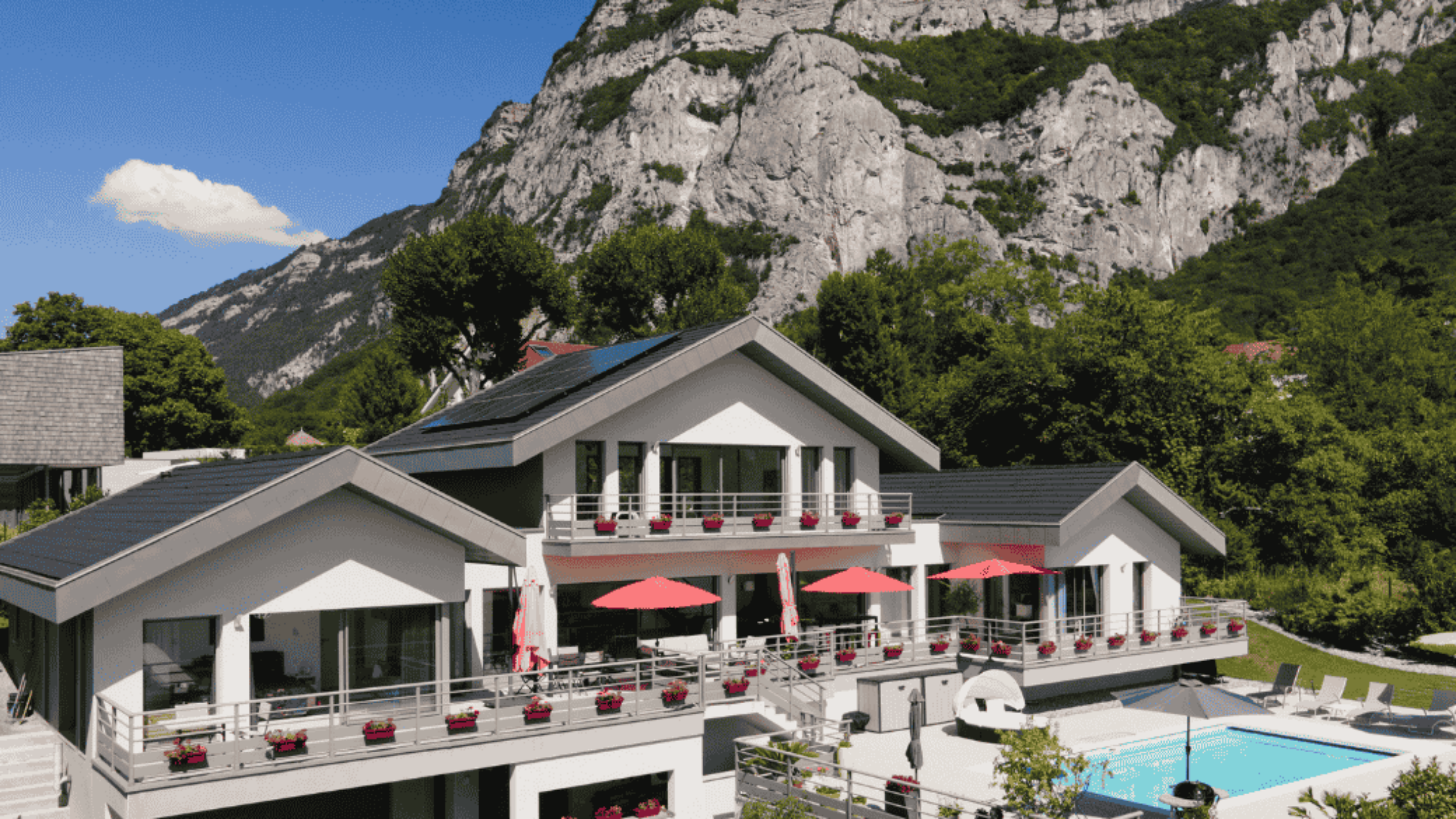 maison architecte toit trois pans avec vue sur la montagne