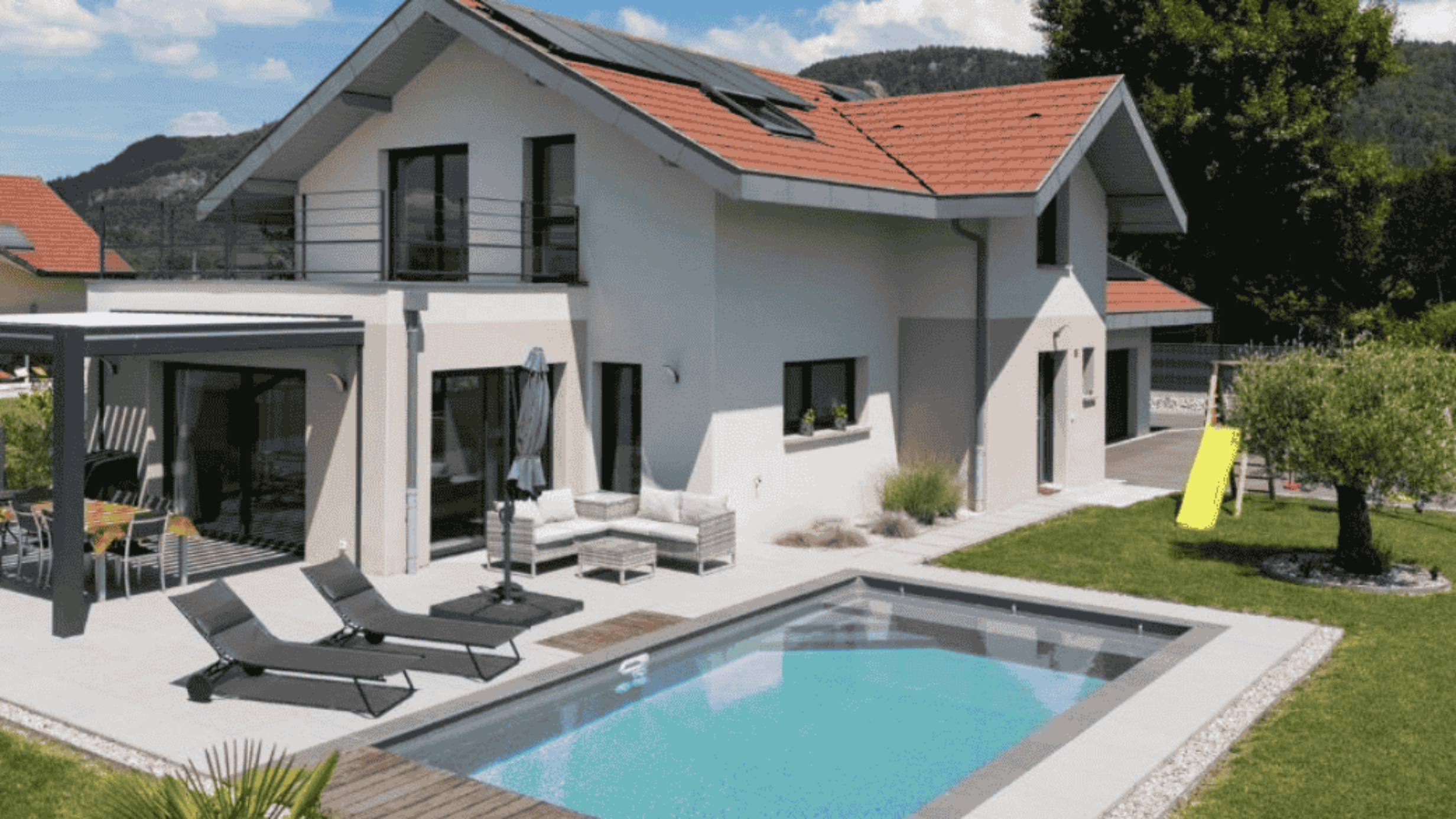 maison contemporaine toit deux pans et pergola piscine