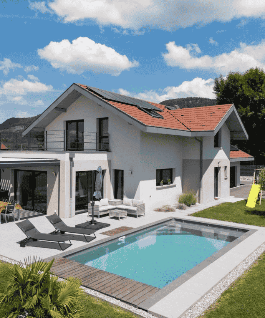 maison design toit deux pans avec panneaux solaires et pergola