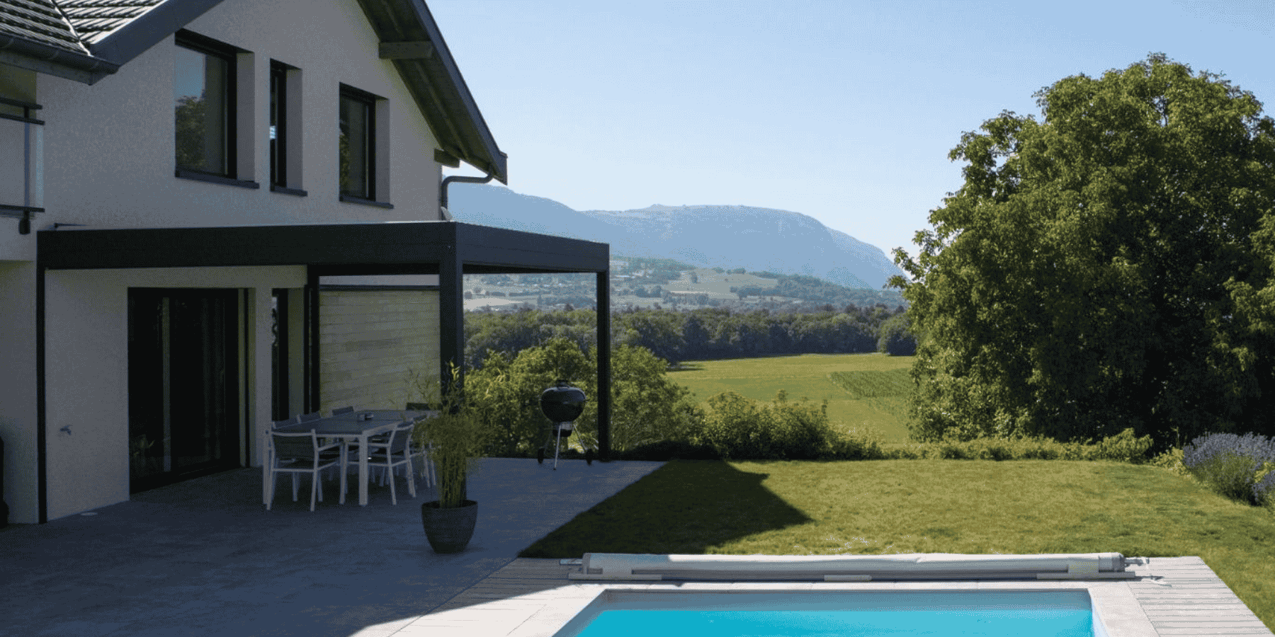 maison moderne avec piscine et pergola