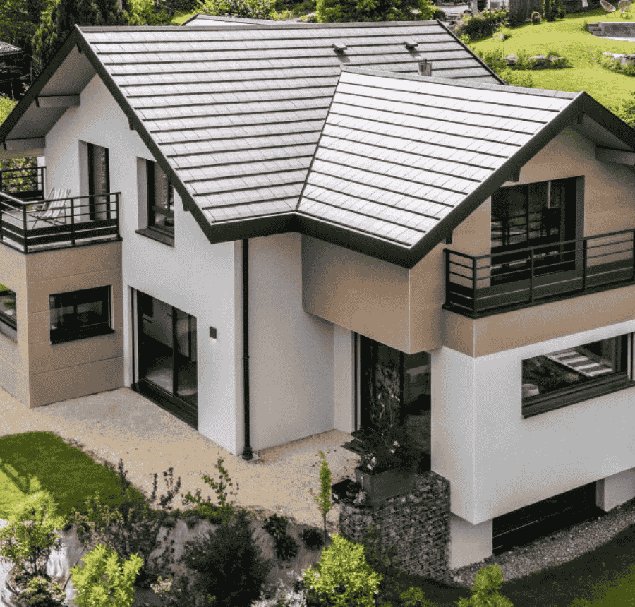 maison moderne toit deux pans avec deux balcons