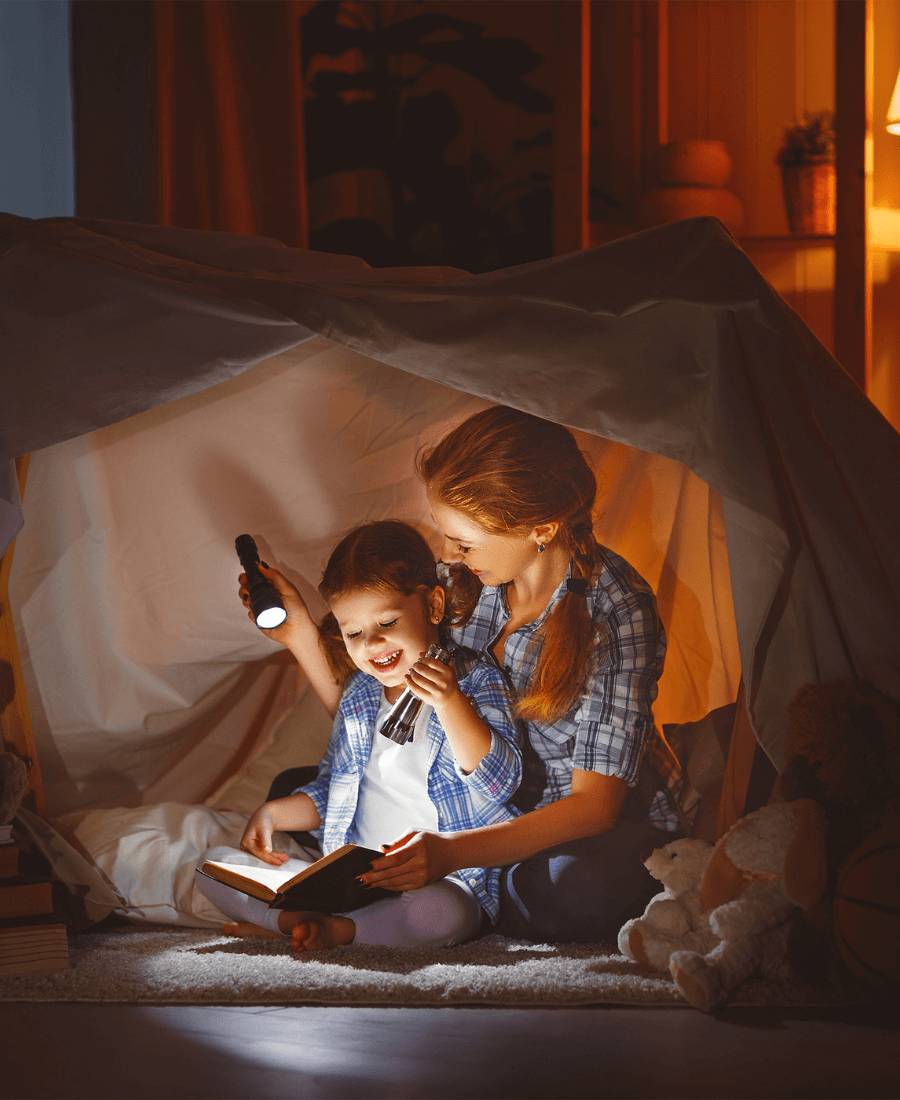 maman qui joue avec sa fille dans une tente