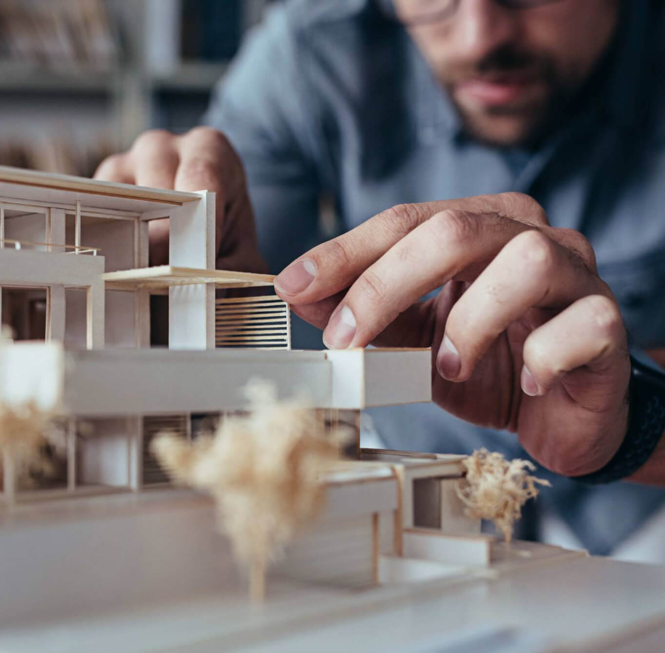 maquette de maison en bois construite par un homme