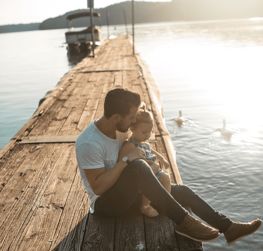 pere avec son enfant devant lac sur un ponton