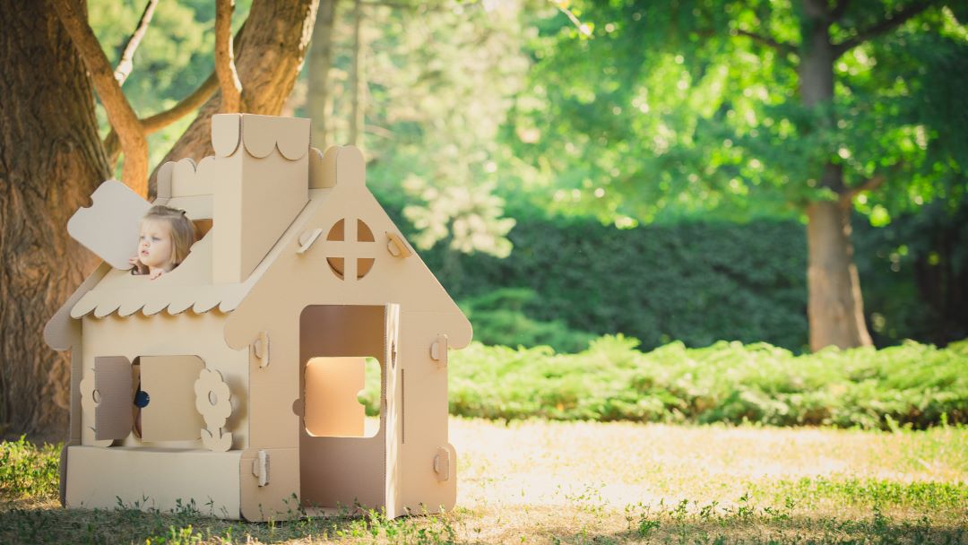 petite fille dans une maison passive et ecologique