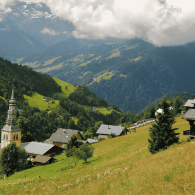 photo village typique haute savoie avec vue sur la vallee