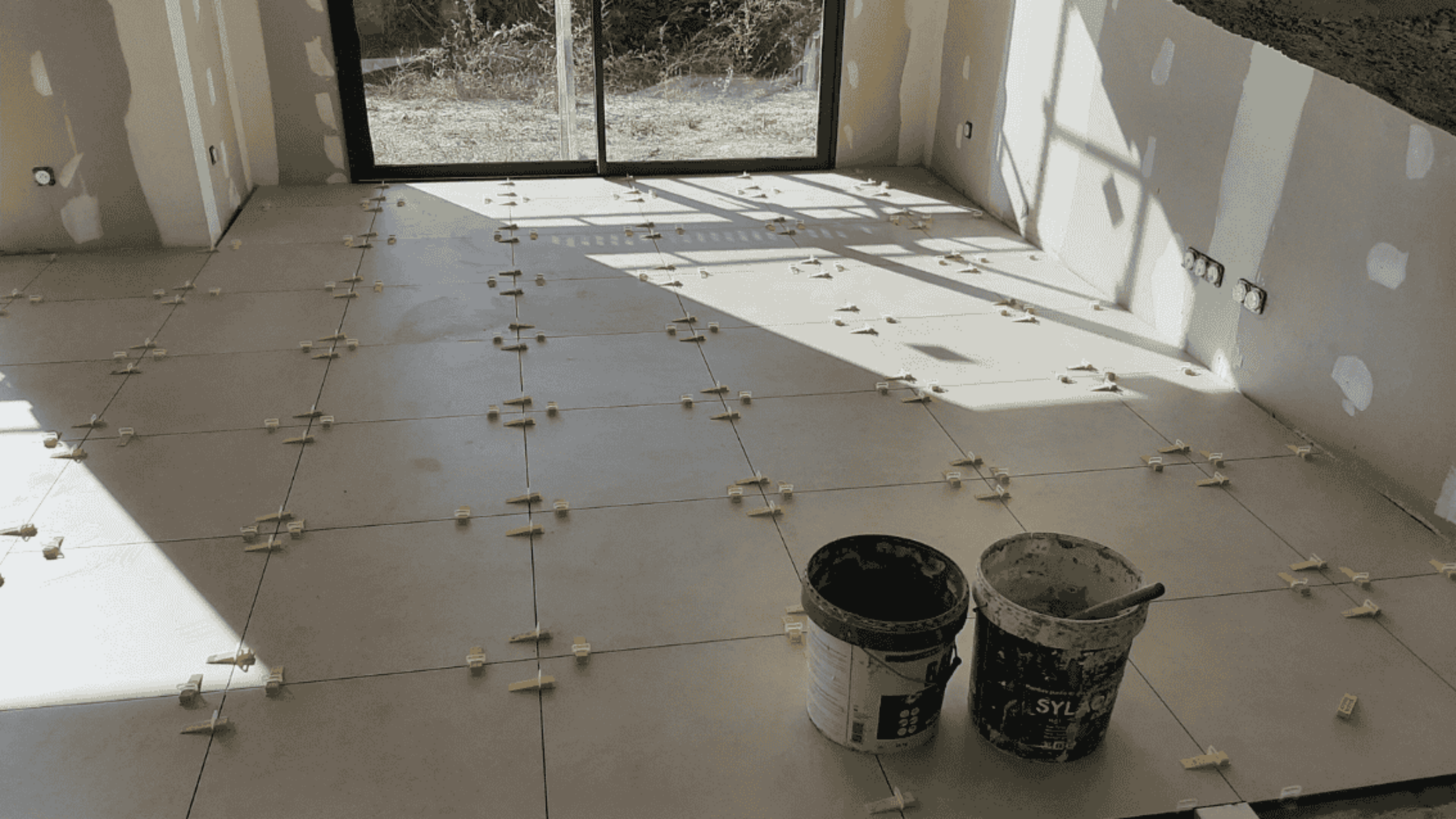 pose du carrelage dans une maison individuelle en construction